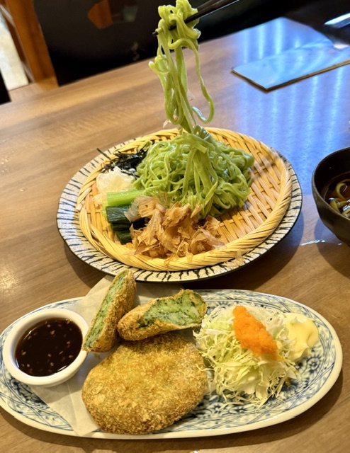 あだち菜うどんとあだち菜コロッケ
