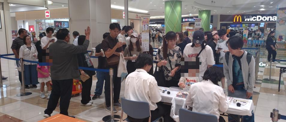 あだち抽選会の会場に並ぶ多くの来場者（アリオ西新井1階イベント広場）