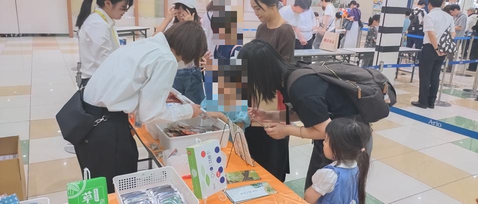 景品のあだち菜うどんを受け取る来場者