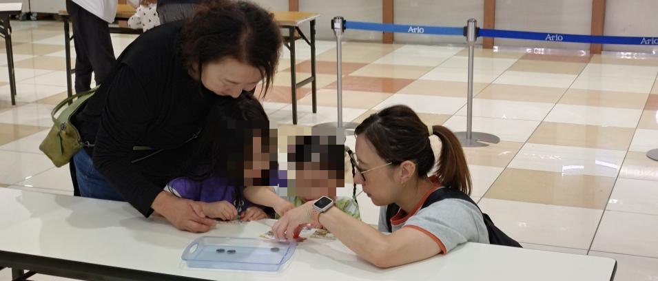 抽選会に参加する親子の様子